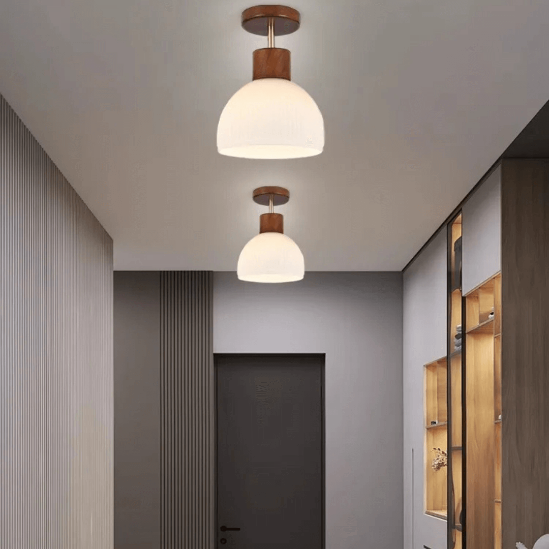 Zeitgenössische Hängeleuchte aus Mattglas in Goldfinish