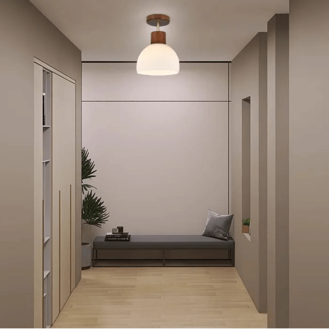 Zeitgenössische Hängeleuchte aus Mattglas in Goldfinish