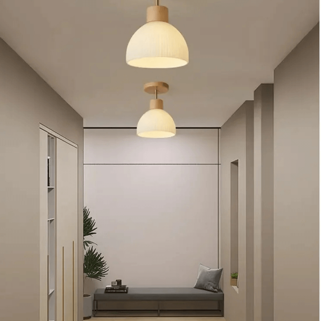 Zeitgenössische Hängeleuchte aus Mattglas in Goldfinish