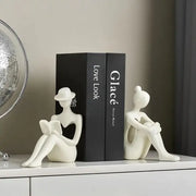 Moderne Lesende Figur – Abstrakte Dekoskulptur